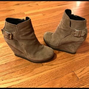 Taupe platform bootie. ❤️